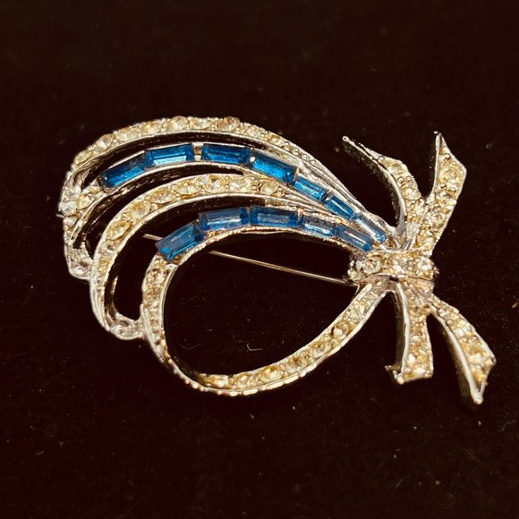 Vintage Silver Tone, Clear Round Rhinestone And Blue Baguette Bow Brooch (3808) - Picture 2 of 7